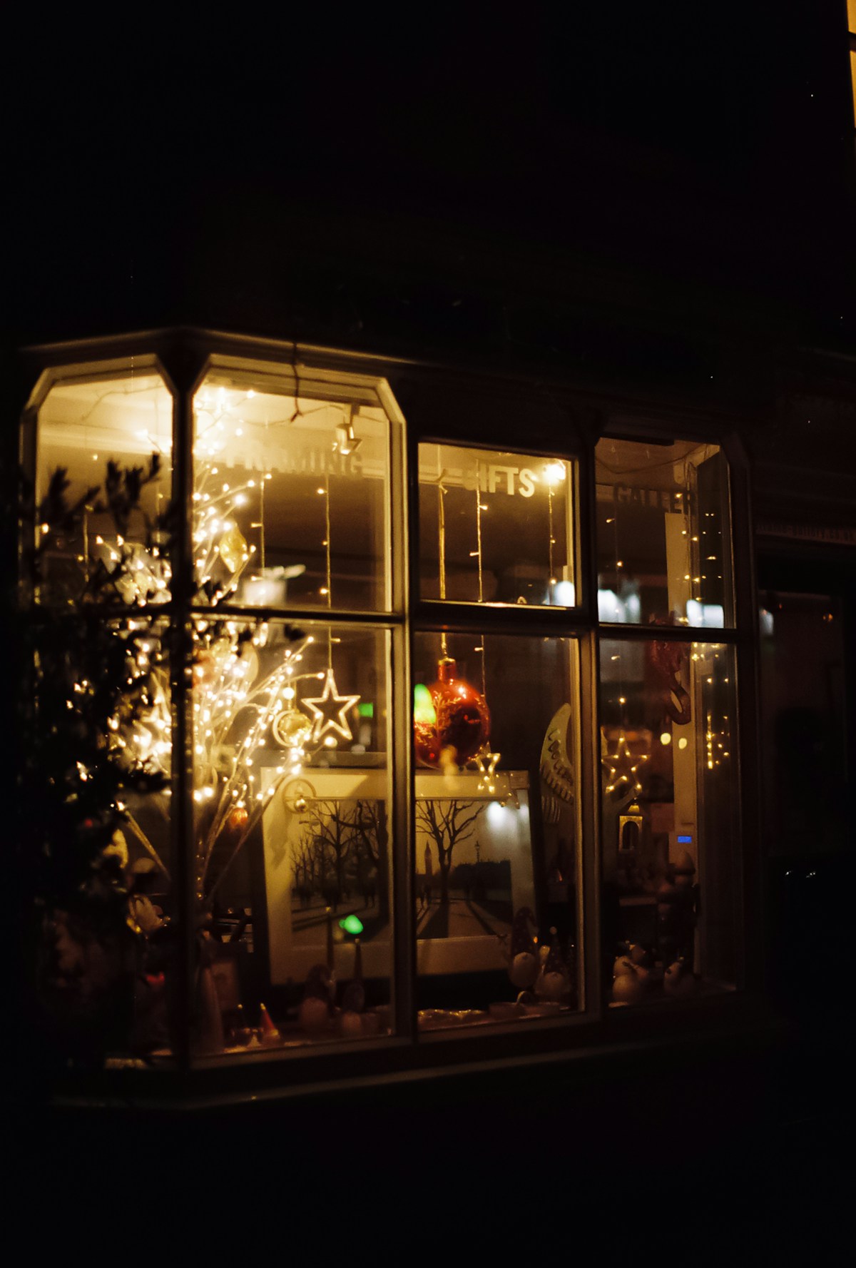 Storefront glow holiday lighting by MerryGlow